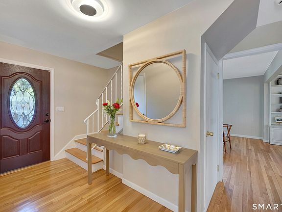 4th image of 35 Hampton Ln