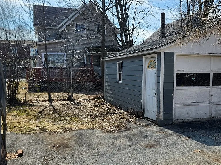 611 Mill St — Photo 2