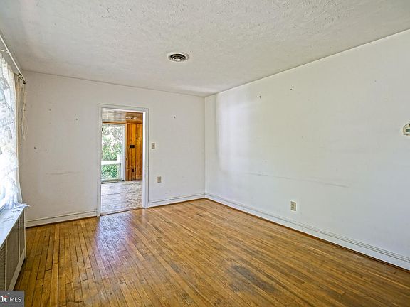 5th image of 34 Sussex Dr