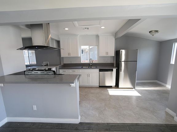4th image of 2723 W 74th St