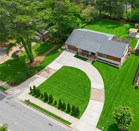 5 bed, 3.5 bath, 3200 sqft, $7,500 — Photo 2