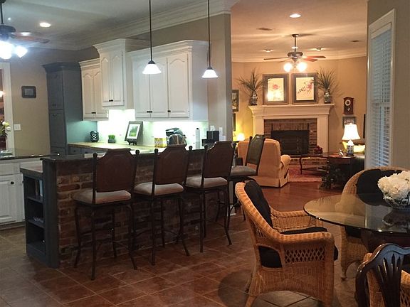 3rd image of 185 Bridlewood Dr