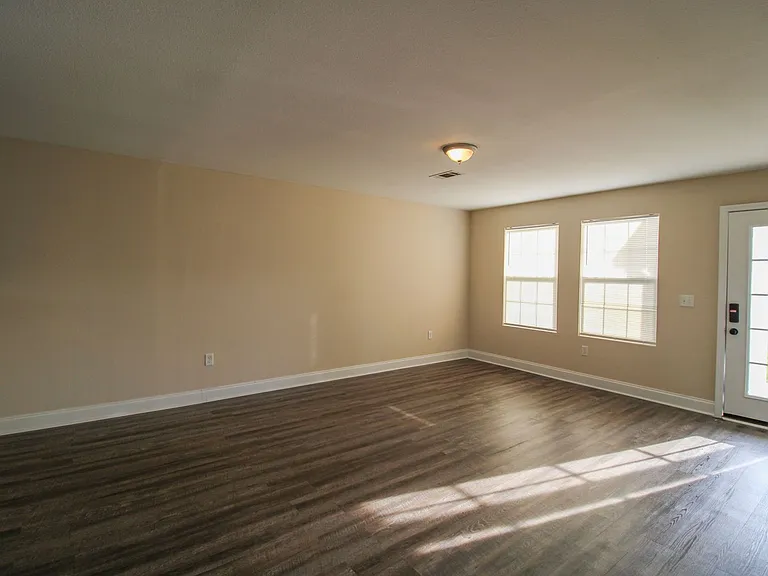 140 Meadows Ln — Photo 6