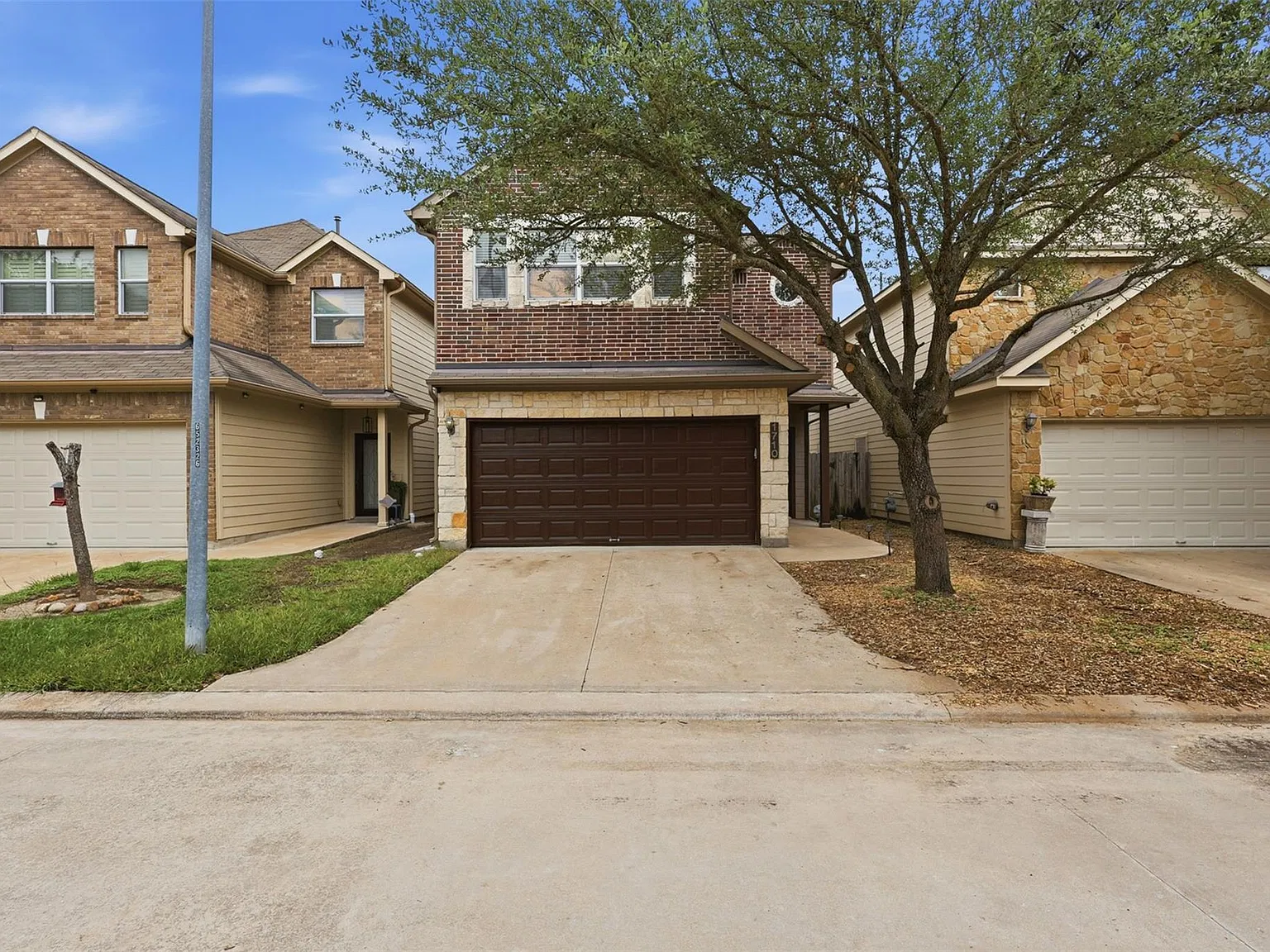 4 bed, 2.5 bath, 1858 sqft, $2,400 — Photo 1
