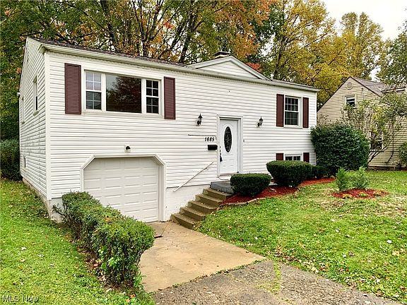 3rd image of 1685 Lancaster Dr