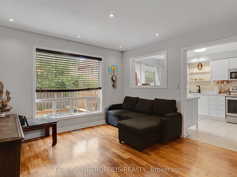 2420 Baintree Cres — Photo 18