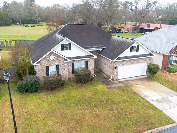 3rd image of 207 Broderick Cir