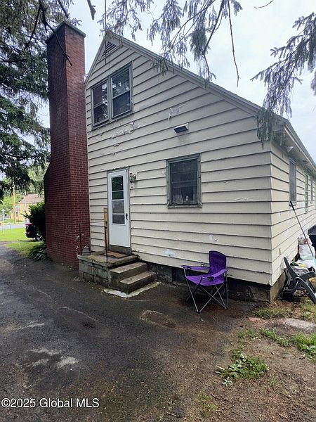 3rd image of 18 Meadowbrook Road