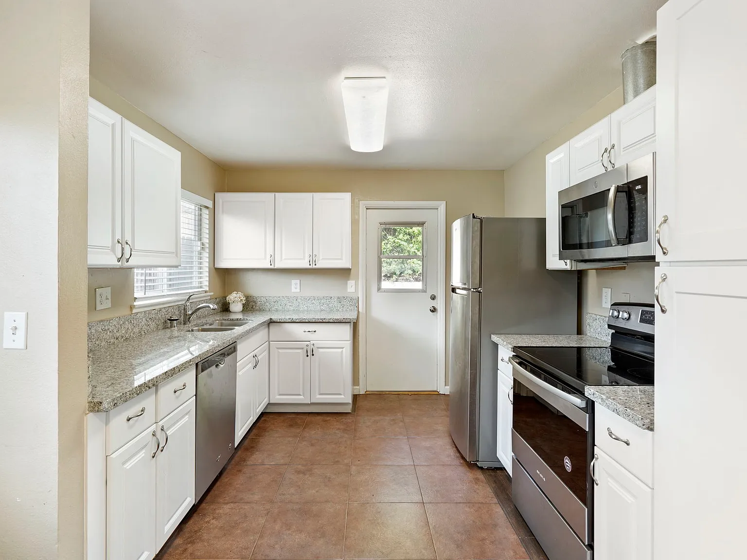 3 bed, 1050 sqft, $3,850 — Photo 3