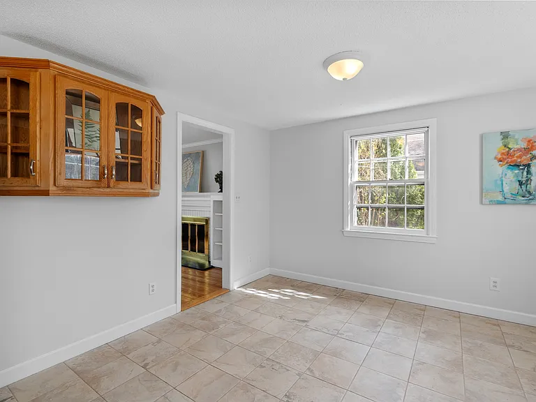 25 Sherwood Rd — Photo 4
