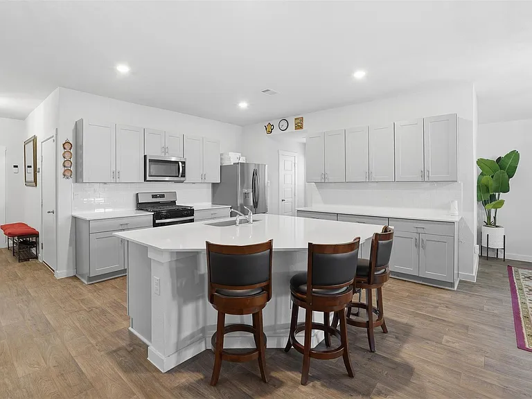 318 Merriman Rd — Photo 13