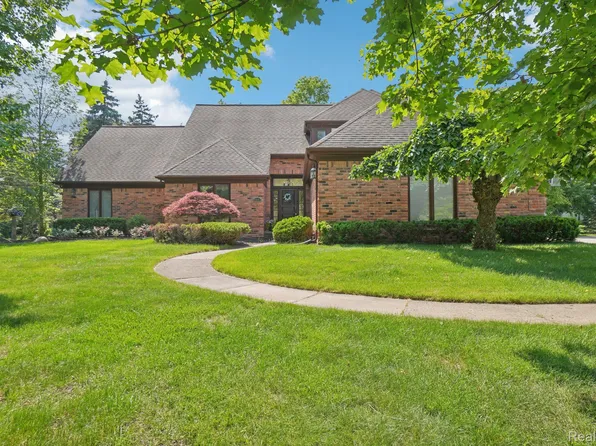 4541 Rivers Edge Dr, Troy, MI 48098