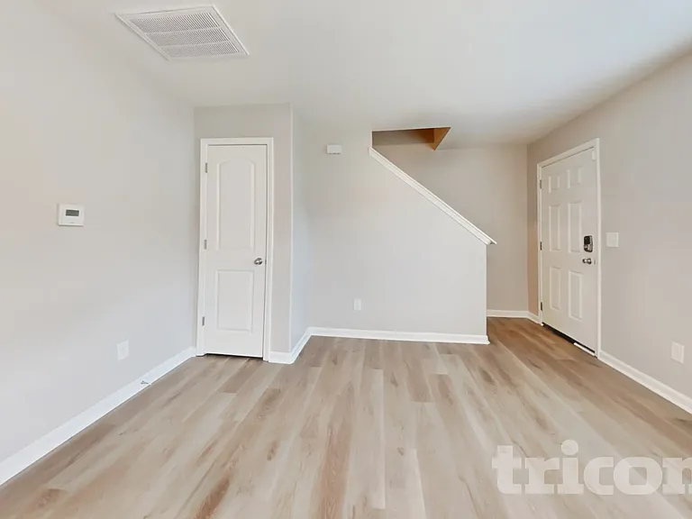 427 Randolph Dr — Photo 3