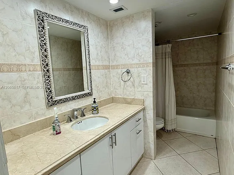 2625 Collins Ave #810 — Photo 8