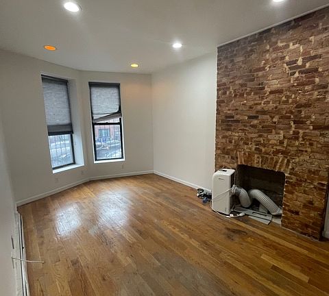 4th image of 107 Jefferson Ave #222