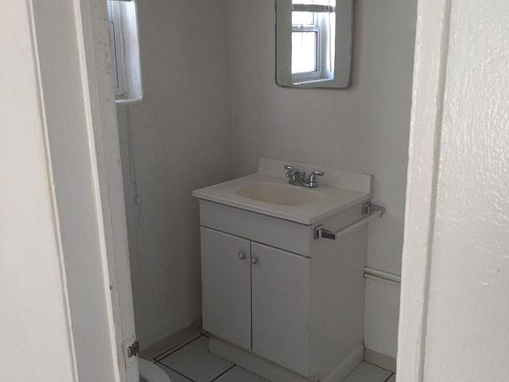 4th image of 3257 N Kelvin Blvd #103