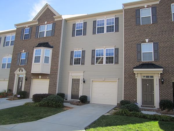 Very well maintained large townhome w/garage!