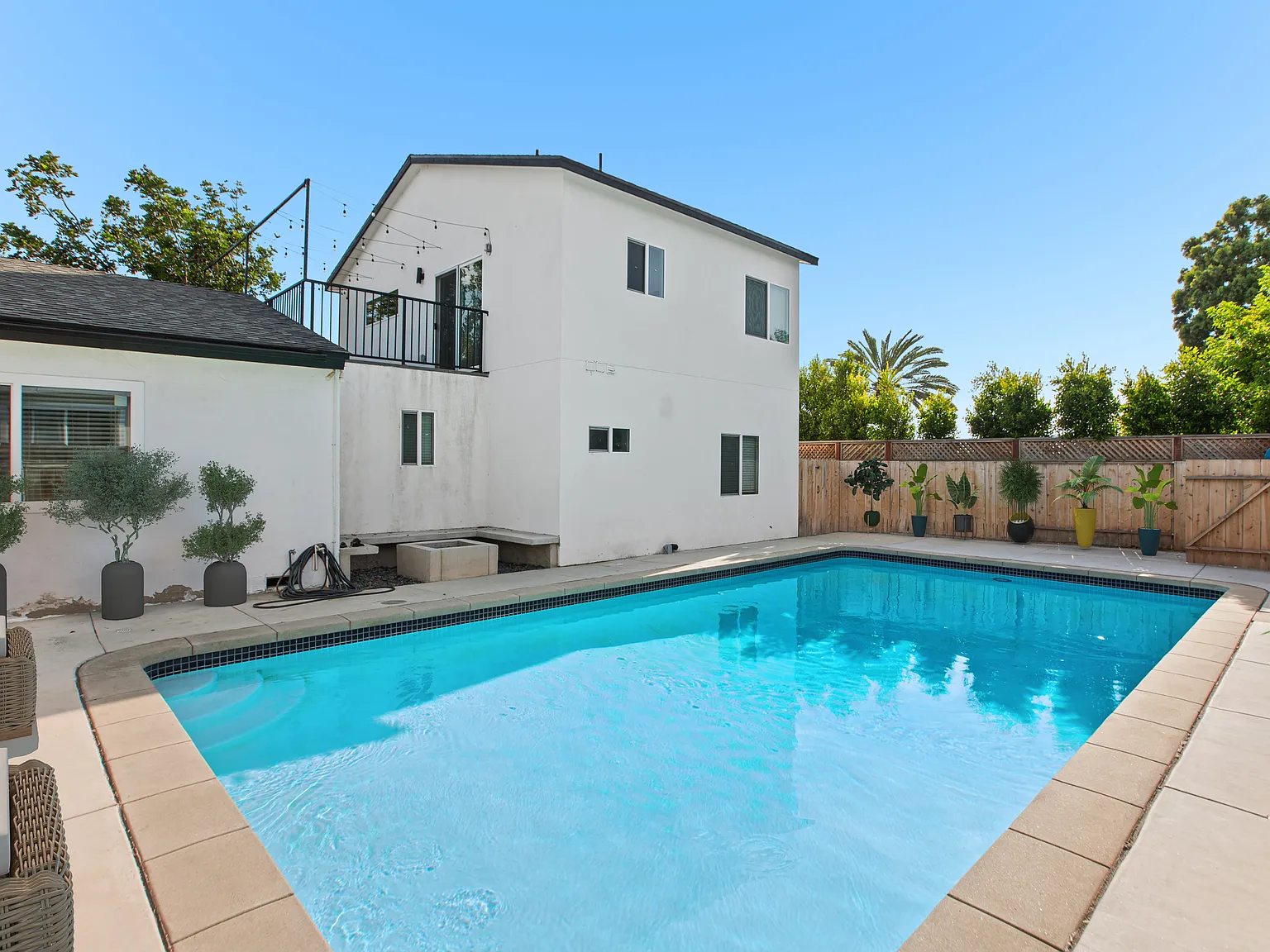 6 bed, 2055 sqft, $10,300 — Photo 1