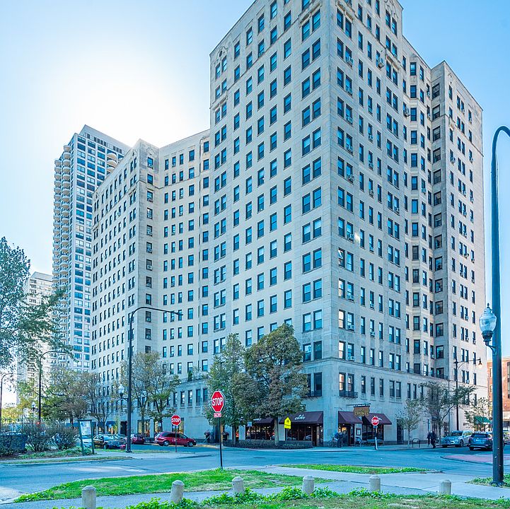 1st image of 2000 N Lincoln Park W #1008