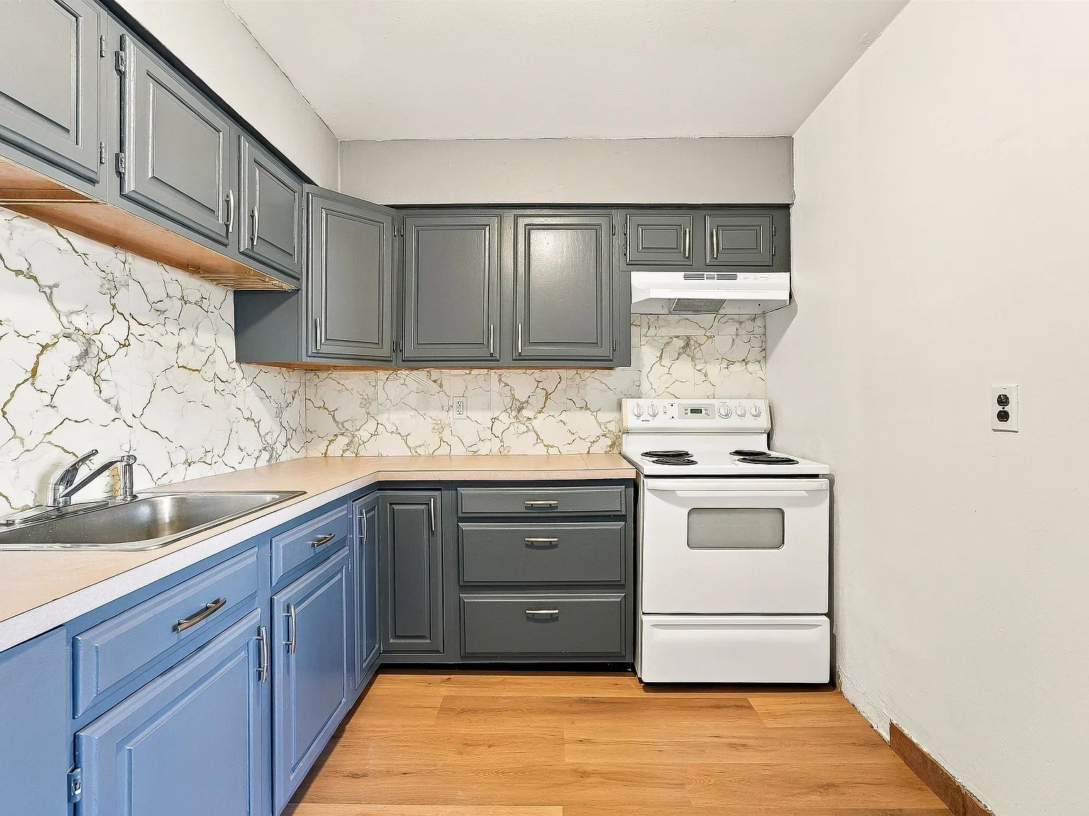 2 bed, 1.0 bath, 750 sqft, $2,200 — Photo 2