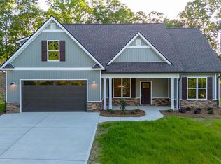 141 Savannah St SE, Calhoun, GA 30701