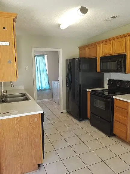 3 bed, 1155 sqft, $1,800 — Photo 4