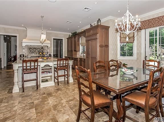 5th image of 251 Oakford St
