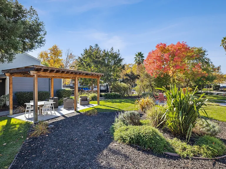 Vineyard Gardens — Photo 4