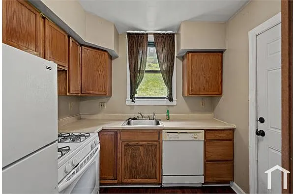 2433 Woodward Ave photo 1