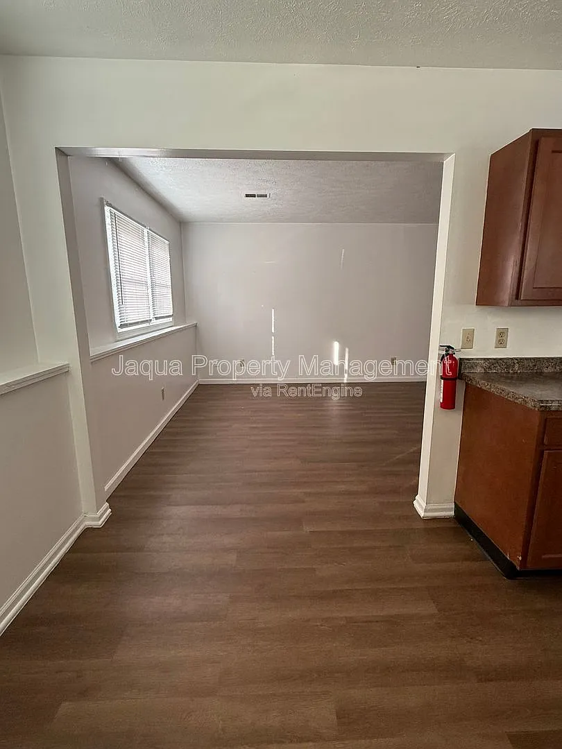 2 bed, 1.0 bath, $1,050 — Photo 4