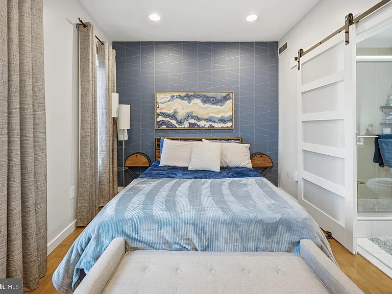 2568 Collins St — Photo 14