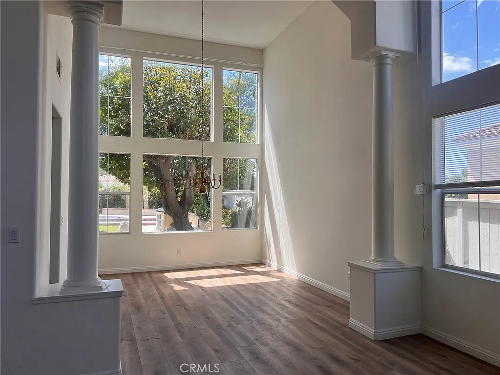 5 bed, 4.5 bath, 4075 sqft, $5,800 — Photo 2