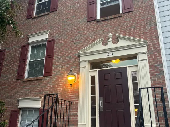 12114 Greenway Ct APT 202, Fairfax, VA 22033