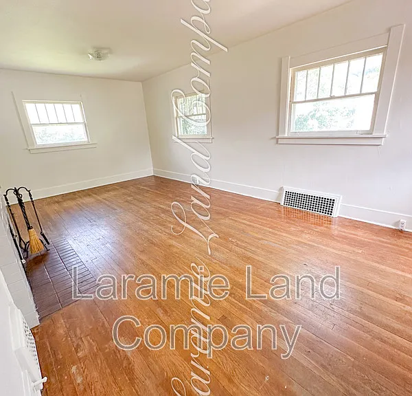 817 E University Ave — Photo 2