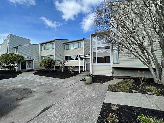 2nd image of 4230 Hoyt Ave APT 4