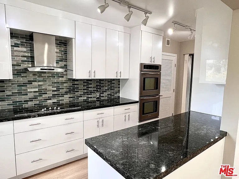 415 N Palm Dr #301 — Photo 10