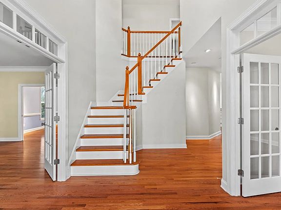 5th image of 504 Crooked Pine Dr