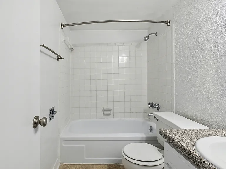 Fairway Club Apartments — Photo 41