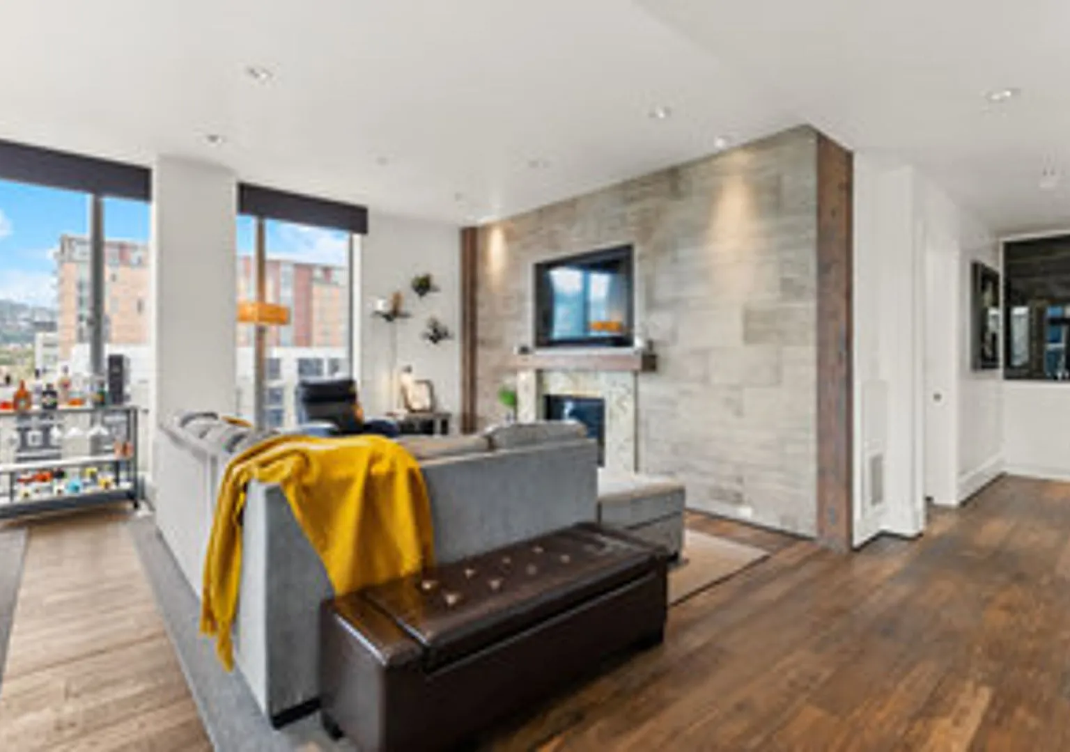 Immaculate Pearl District Luxury with Expansive City & Mountain Views — Photo 3