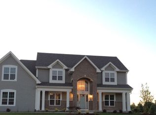 122 Kestrel Way, Hartland, WI 53029