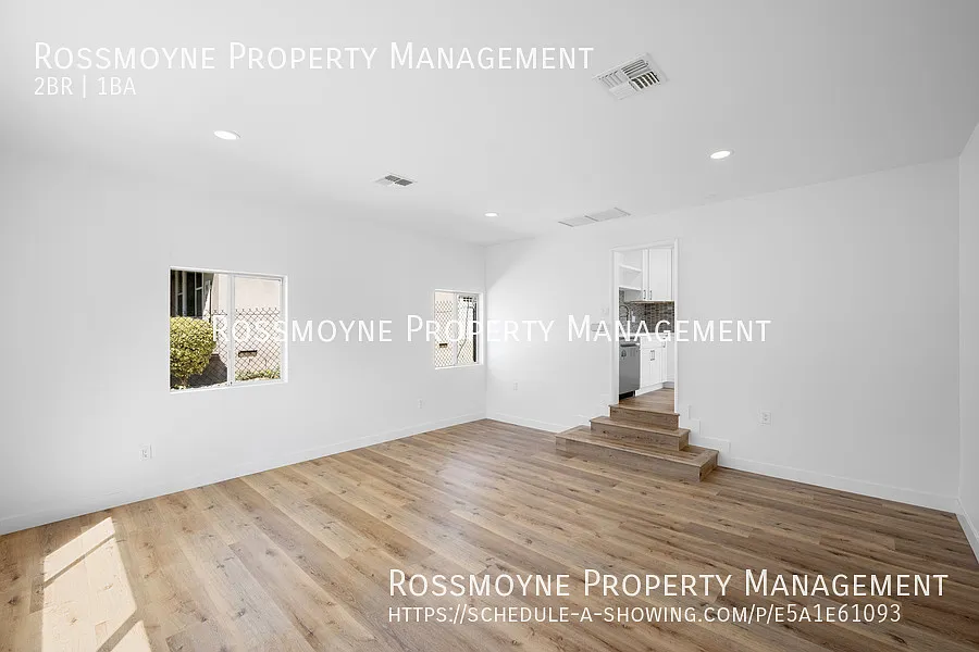 $3100.00-2 bedroom/ I Bathroom Front House (La Crescenta/ Glendale) — Photo 3