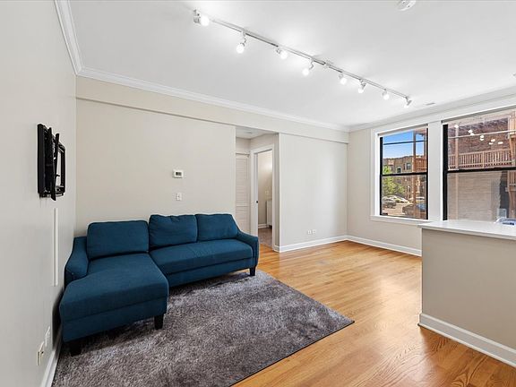 3rd image of 741 W Cornelia Ave APT N1