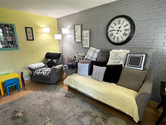 4th image of 1000 Main St #8