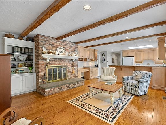 5th image of 175 Hickory Hill Cir