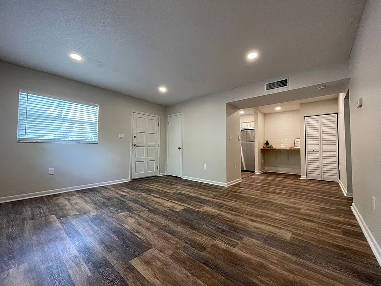 129 E Amelia St — Photo 17