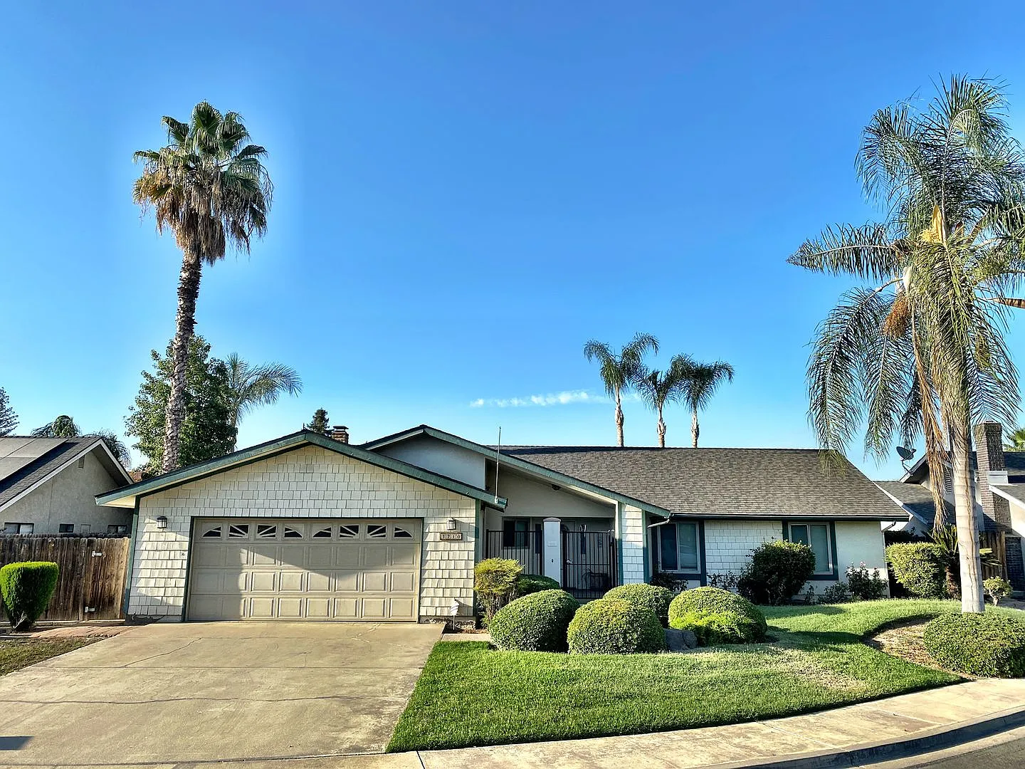 3710 W. Sunnyside Ct. - 3 Bed 2 Bath - Sw Visalia - Pool — Photo 2