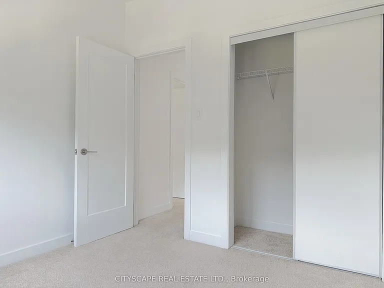 416 Dundas St S #13 — Photo 16