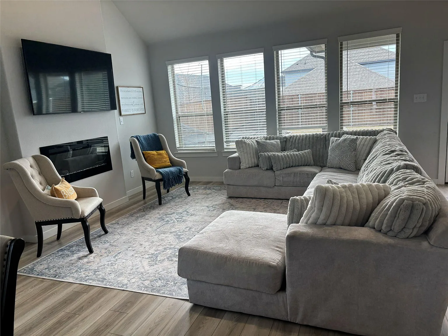 4 bed, 2426 sqft, $3,200 — Photo 3