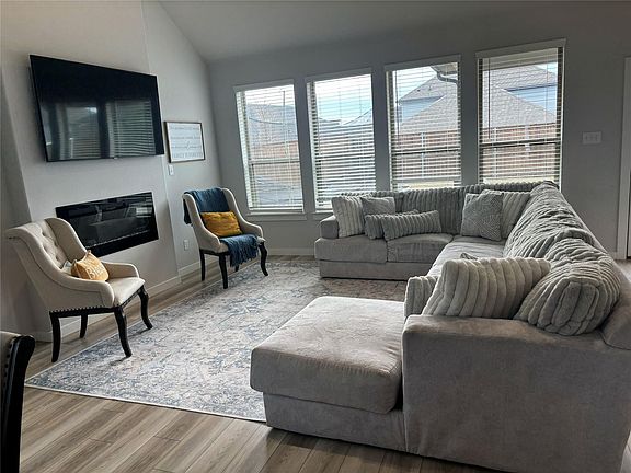 3rd image of 2029 Dovedale Dr
