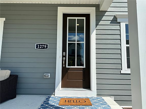 2nd image of 1279 Newbury Highland #157